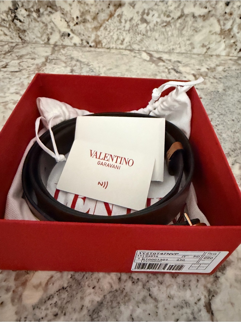 Valentino Garavani VLogo Signature reversible leather belt in black and camel le - Picture 3 of 4